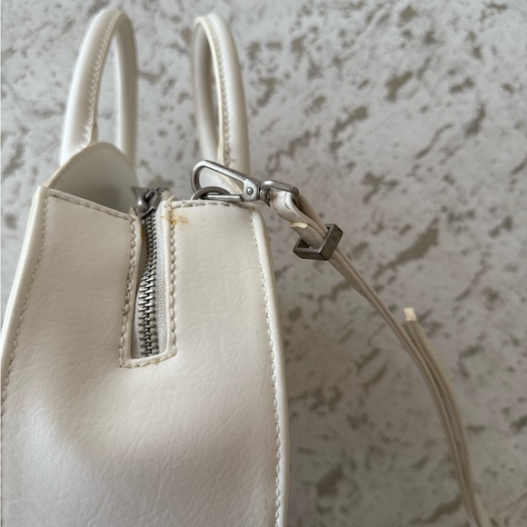MATT & NAT Vegan White Circle Tote Handbag - Picture 12 of 13